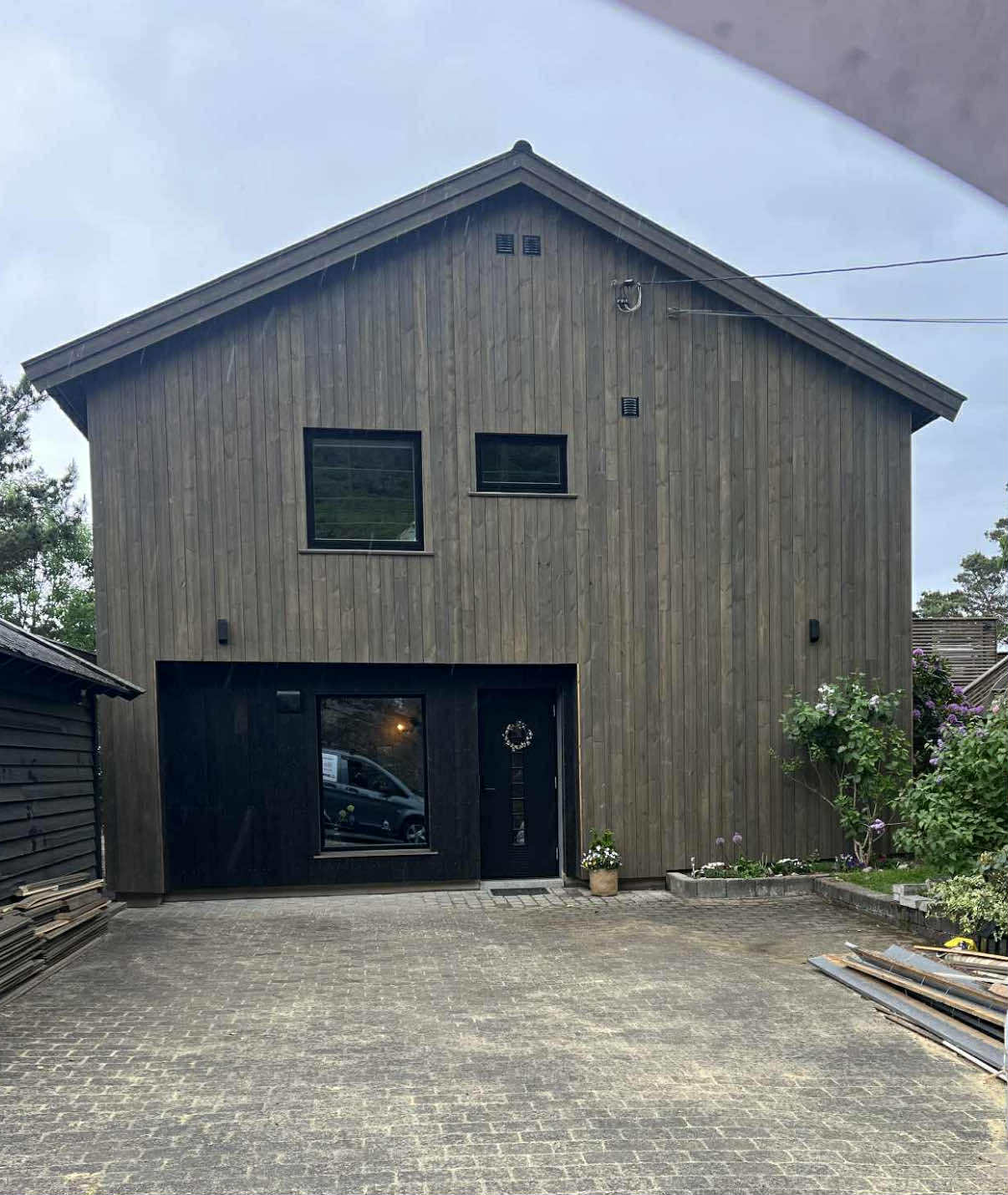 Bytte-kledning front hus etter