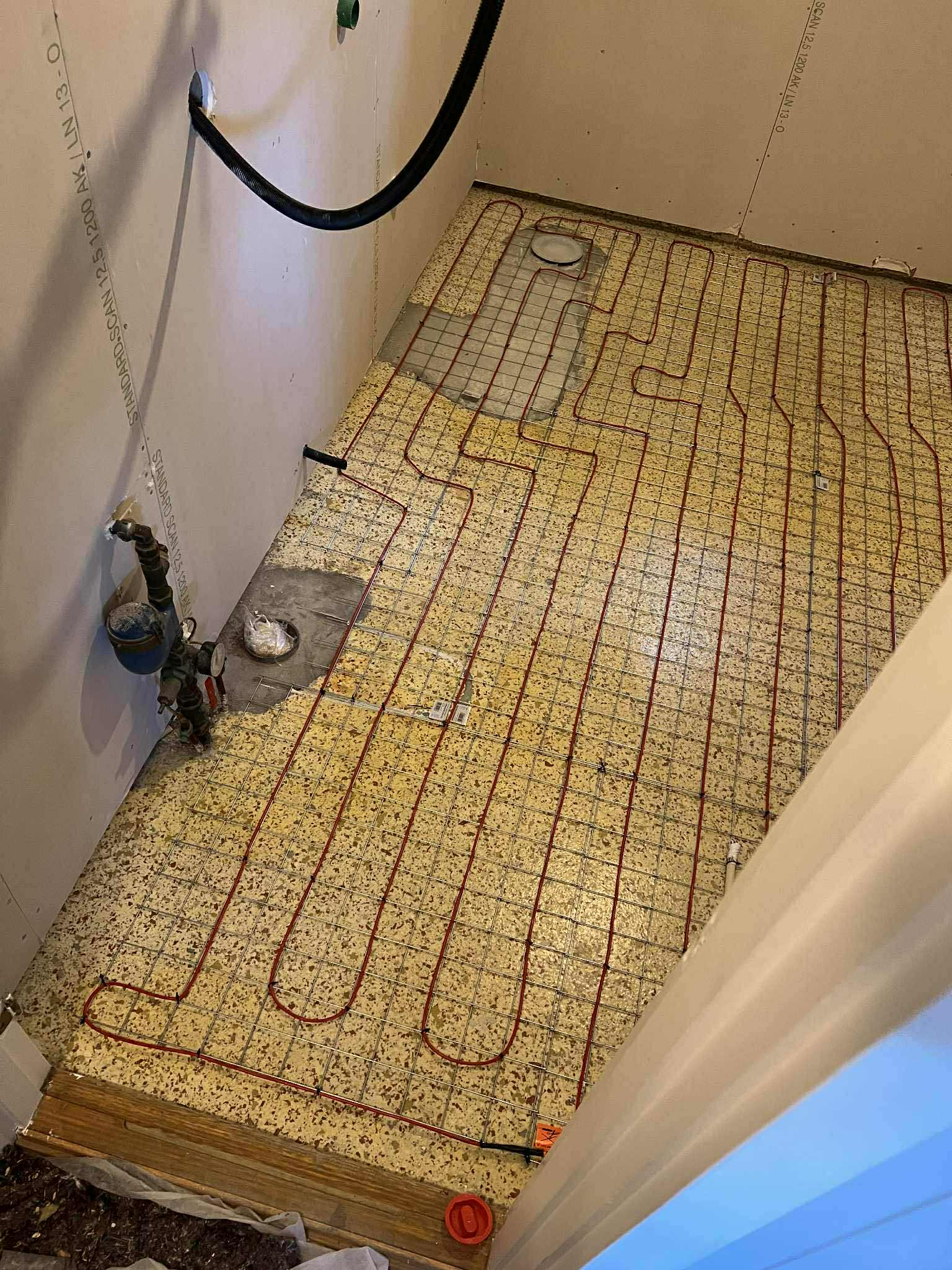 Varmekabel før montering av nye fliser