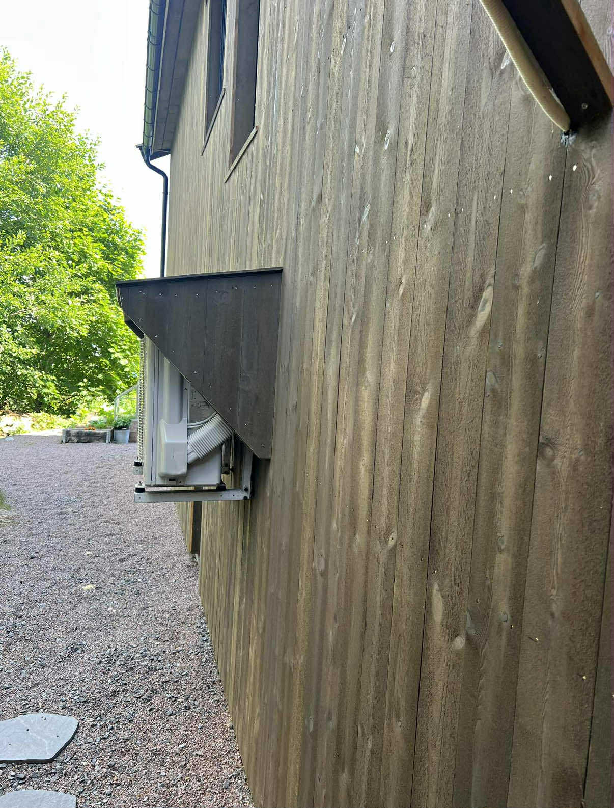 Et lite hus laget for varmepumpe